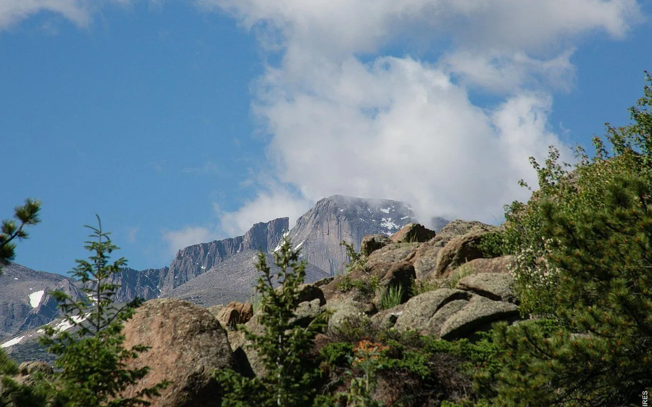 Granite outcrops and Rocky Mountain views from the ridge at Range View on the Rocks